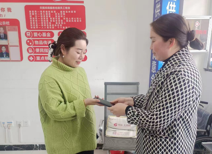 鄱陽長運:旅客大意失手機(jī) 車站拾金不昧暖人心